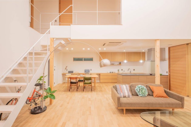 建築と家具を一体で考え、暮らしに合った空間を設計しています。設計士が平均5回から8回の打ち合わせを重ね、ご要望を丁寧に反映します。木材加工や造作家具まで、職人の技術で細部まで仕上げます。
